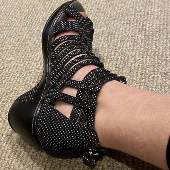 JBU Womens Black Nectar Polka dotted Wedge shoe, 8M - Picture 2 of 12